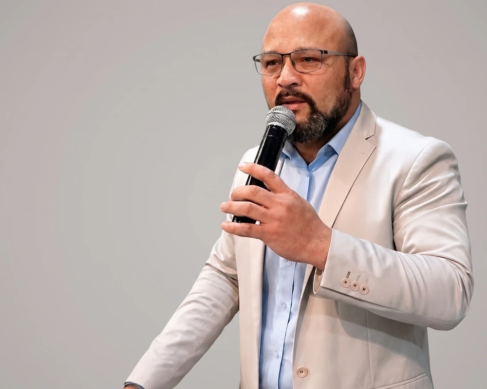 Alexandro Motta ensinando com um microfone